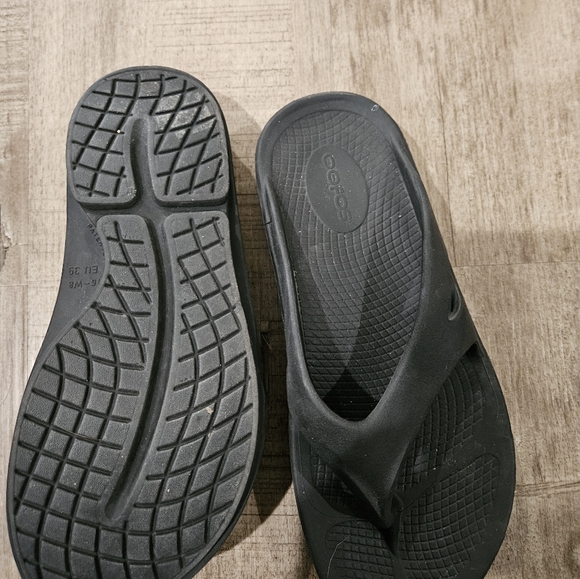 Oofos Black Sandals, barely worn. Just around the house A Couple Times. (4) - Picture 3 of 4